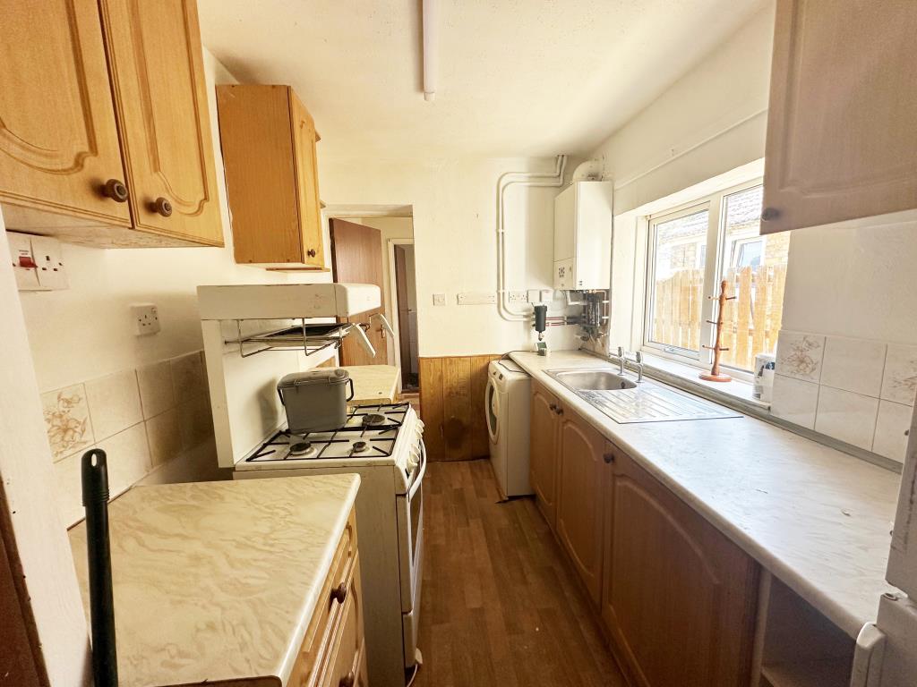 Lot: 162 - TERRACE HOUSE FOR REFURBISHMENT - Kitchen